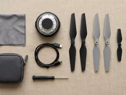 Flatlay-Arrangement rund um Drohnenwarnlicht zum Thema Lume Cube Strobe, weiches Oberlicht, sachlich dargestellt - Foto: THN