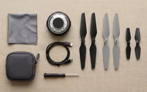Flatlay-Arrangement rund um Drohnenwarnlicht zum Thema Lume Cube Strobe, weiches Oberlicht, sachlich dargestellt - Foto: THN