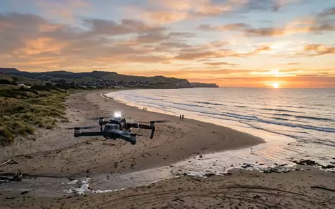 Fotorealistische Aufnahme von Drohnenwarnlicht am Strand zum Thema Lume Cube Strobe, warmes Abendlicht - Foto: THN