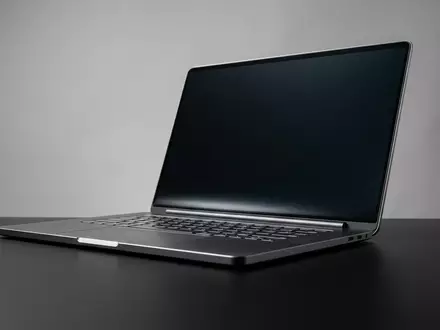 Fotorealistische Studioaufnahme von Faltlaptop zum Thema Lenovo ThinkPad X1 Fold, klare Lichtfuehrung - Foto: THN