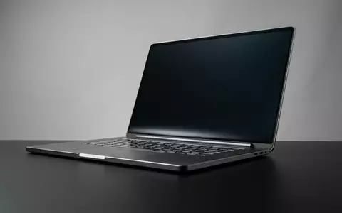 Fotorealistische Studioaufnahme von Faltlaptop zum Thema Lenovo ThinkPad X1 Fold, klare Lichtfuehrung - Foto: THN