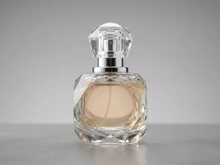 Fotorealistische Studioaufnahme von Eau de Toilette zum Thema Versace Bright Crystal EdT, klare Lichtfuehrung - Foto: THN