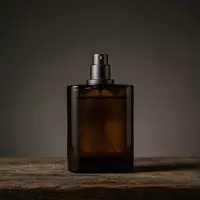 Fotorealistische Studioaufnahme von Eau de Toilette zum Thema Versace Dylan Blue EdT, klare Lichtfuehrung - Foto: THN