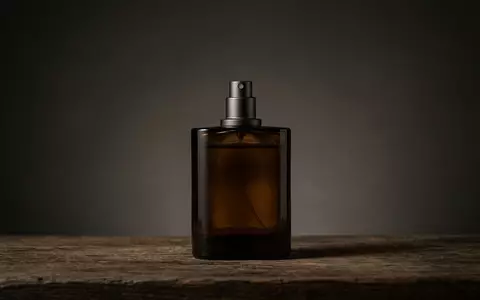 Fotorealistische Studioaufnahme von Eau de Toilette zum Thema Versace Dylan Blue EdT, klare Lichtfuehrung - Foto: THN