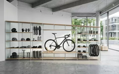 Architektur-Render im Fahrradgeschaeft mit Rennrad zum Thema Cannondale SuperSix EVO 3, neutrales Tageslicht - Foto: THN