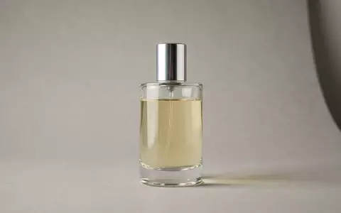 Fotorealistische Studioaufnahme von Eau de Toilette zum Thema Versace Eros Eau de, klare Lichtfuehrung - Foto: THN