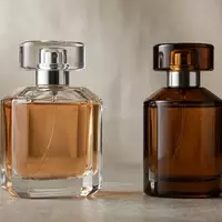 Fotorealistische Studioaufnahme von Eau de Parfum zum Thema Versace Crystal Noir EdP, klare Lichtfuehrung - Foto: THN