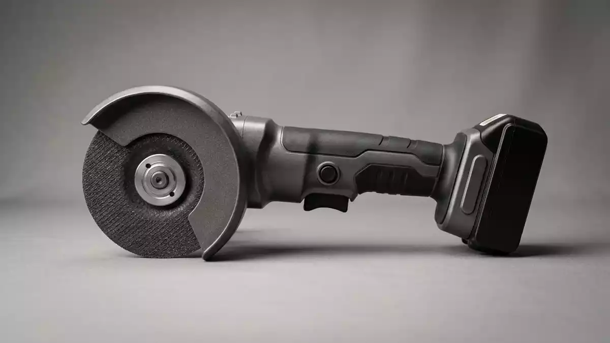 Fotorealistische Studioansicht von Akku-Winkelschleifer in neutraler Produktdarstellung