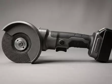 Fotorealistische Studioaufnahme von Akku-Winkelschleifer zum Thema Metabo W 18 L, klare Lichtfuehrung - Foto: THN