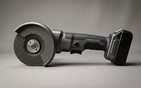 Fotorealistische Studioaufnahme von Akku-Winkelschleifer zum Thema Metabo W 18 L, klare Lichtfuehrung - Foto: THN
