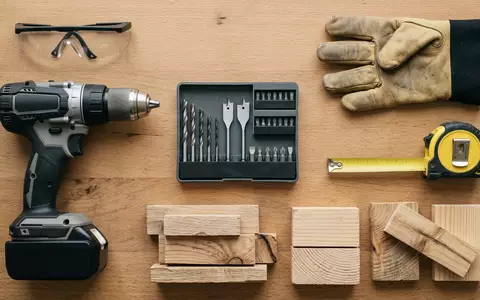 Flatlay-Arrangement rund um Akku-Bohrschrauber zum Thema Metabo BS 18 LT, weiches Oberlicht - Foto: THN