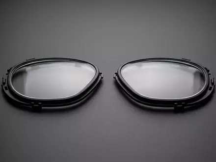 Fotorealistische Studioaufnahme von Linsenadapter zum Thema Meta Quest 3 Prescription, klare Lichtfuehrung - Foto: THN