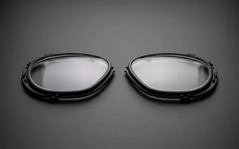 Fotorealistische Studioaufnahme von Linsenadapter zum Thema Meta Quest 3 Prescription, klare Lichtfuehrung - Foto: THN