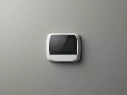 Fotorealistische Studioaufnahme von Heizkoerperthermostat zum Thema Emerson Sensi Touch 2, klare Lichtfuehrung - Foto: THN