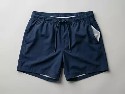 Fotorealistische Studioaufnahme von Badeshorts zum Thema Emporio Armani Herren Badeshorts, klare Lichtfuehrung - Foto: THN
