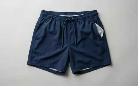 Fotorealistische Studioaufnahme von Badeshorts zum Thema Emporio Armani Herren Badeshorts, klare Lichtfuehrung - Foto: THN