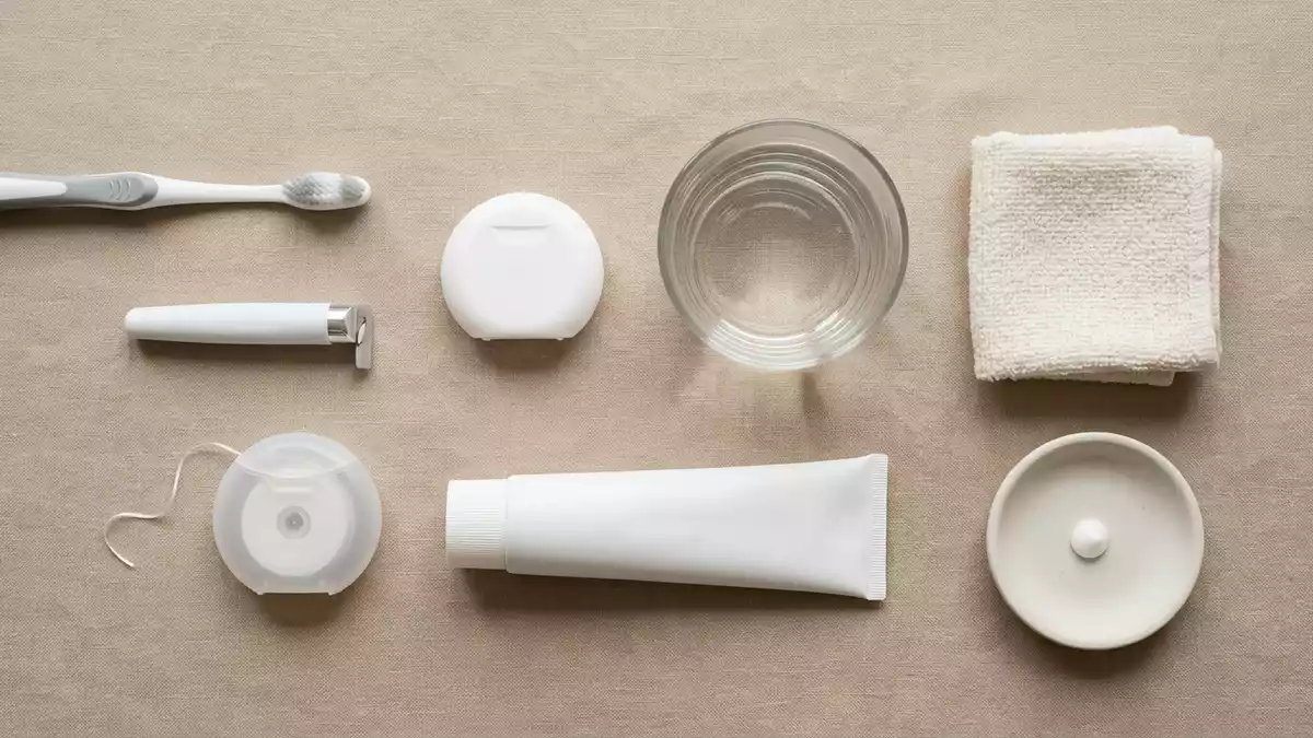Flatlay-Arrangement rund um Zahnpasta mit passenden Requisiten von oben, neutral