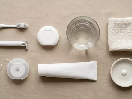Flatlay-Arrangement rund um Zahnpasta zum Thema elmex Whitening Zahnpasta 75ml, weiches Oberlicht - Foto: THN