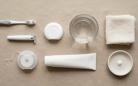 Flatlay-Arrangement rund um Zahnpasta zum Thema elmex Whitening Zahnpasta 75ml, weiches Oberlicht - Foto: THN
