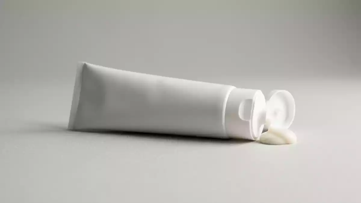 Fotorealistische Studioansicht von Zahnpasta in neutraler Produktdarstellung, neutral