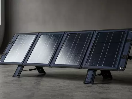 Fotorealistische Studioaufnahme von Solarpanel zum Thema Goal Zero Nomad 100, klare Lichtfuehrung - Foto: THN