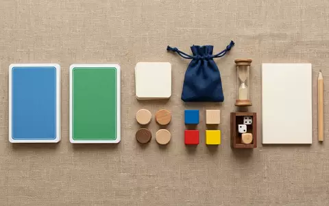 Flatlay-Arrangement rund um Kartenspiel zum Thema Mattel Uno Flip Kartenspiel, weiches Oberlicht - Foto: THN