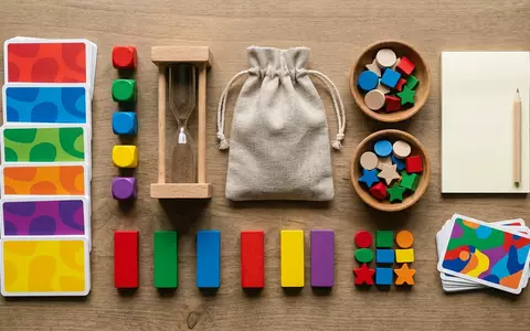 Flatlay-Arrangement rund um Kartenspiel zum Thema Uno Original Kartenspiel, weiches Oberlicht, sachlich dargestellt - Foto: THN