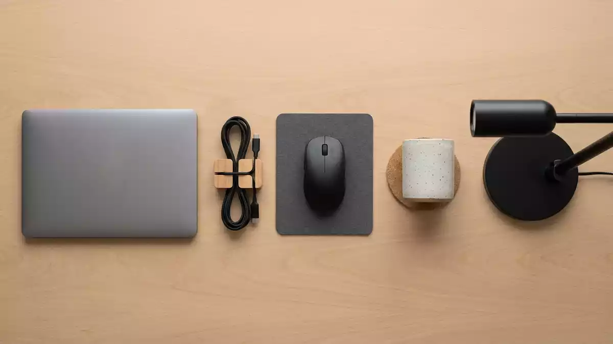 Flatlay-Arrangement rund um Ladekabel mit passenden Requisiten von oben, neutral
