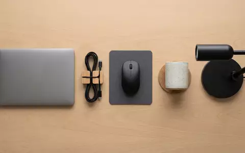 Flatlay-Arrangement rund um Ladekabel zum Thema Apple USB-C auf Lightning, weiches Oberlicht - Foto: THN