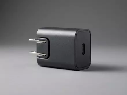 Fotorealistische Studioaufnahme von Netzteil zum Thema Apple 20W USB-C Power, klare Lichtfuehrung - Foto: THN