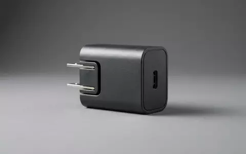 Fotorealistische Studioaufnahme von Netzteil zum Thema Apple 20W USB-C Power, klare Lichtfuehrung - Foto: THN