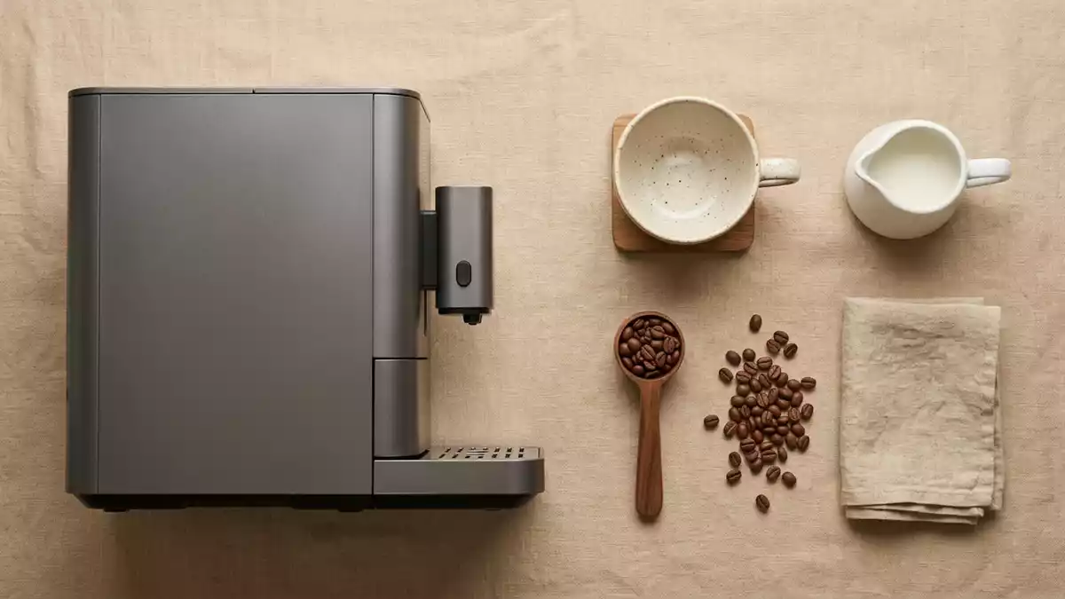 Flatlay-Arrangement rund um Kaffeevollautomat mit passenden Requisiten von oben