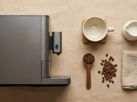 Flatlay-Arrangement rund um Kaffeevollautomat zum Thema Krups EA8108 Kaffeevollautomat Arabica, weiches Oberlicht - Foto: THN