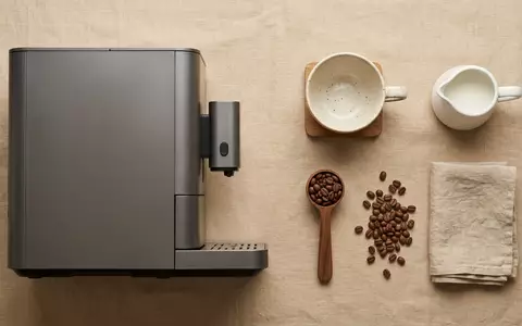 Flatlay-Arrangement rund um Kaffeevollautomat zum Thema Krups EA8108 Kaffeevollautomat Arabica, weiches Oberlicht - Foto: THN