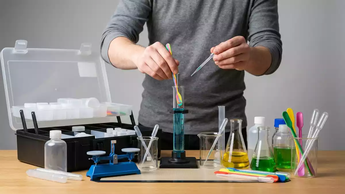 Fotorealistische Studioansicht von Chemiebaukasten in neutraler Produktdarstellung