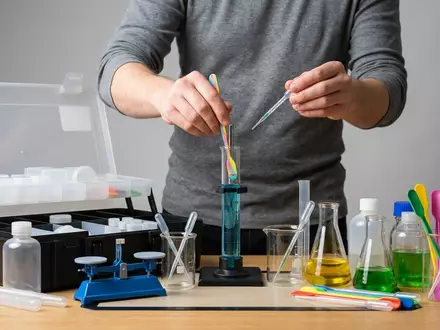Fotorealistische Studioaufnahme von Chemiebaukasten zum Thema KOSMOS Chemielabor C 3000, klare Lichtfuehrung - Foto: THN