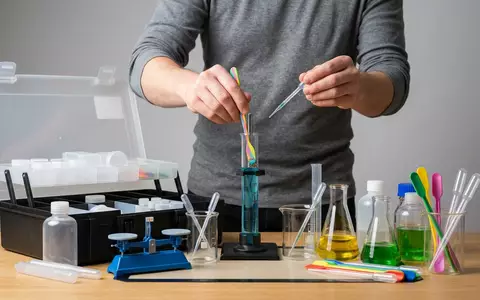 Fotorealistische Studioaufnahme von Chemiebaukasten zum Thema KOSMOS Chemielabor C 3000, klare Lichtfuehrung - Foto: THN