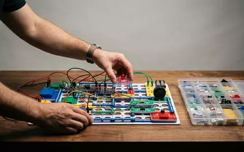 Fotorealistische Studioaufnahme von Elektronikbaukasten zum Thema KOSMOS Elektro Profi, klare Lichtfuehrung, sachlich dargestellt - Foto: THN