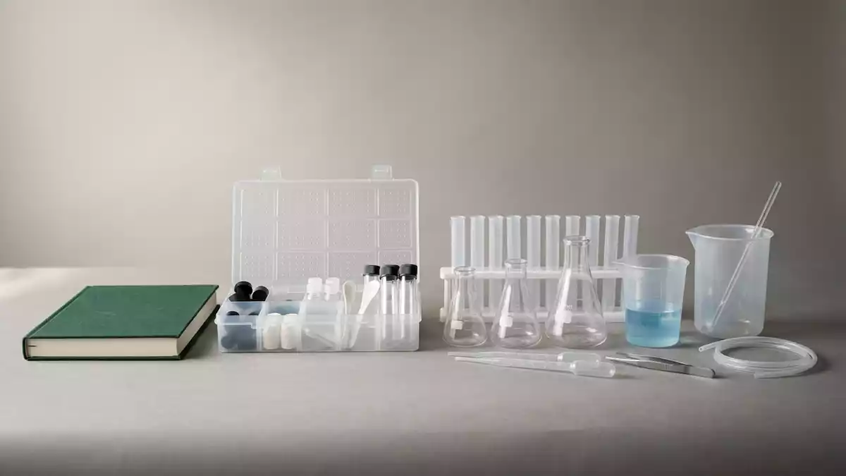 Fotorealistische Studioansicht von Chemiekalender in neutraler Produktdarstellung