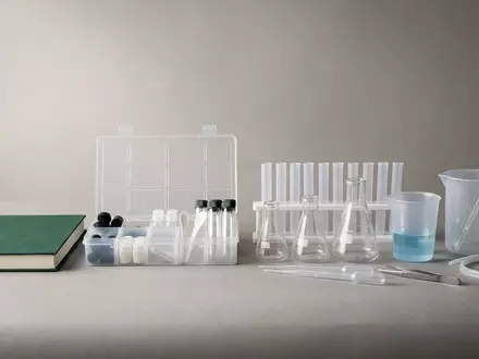 Fotorealistische Studioaufnahme von Chemiekalender zum Thema KOSMOS Adventskalender Chemielabor, klare Lichtfuehrung, sachlich dargestellt - Foto: THN