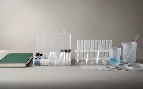 Fotorealistische Studioaufnahme von Chemiekalender zum Thema KOSMOS Adventskalender Chemielabor, klare Lichtfuehrung, sachlich dargestellt - Foto: THN