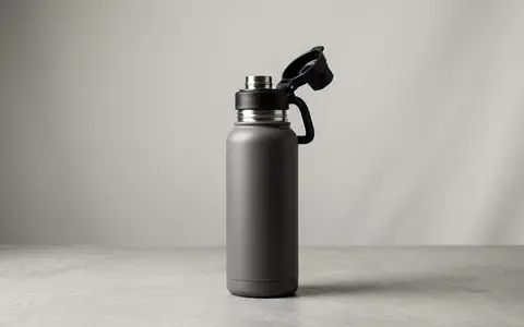 Fotorealistische Studioaufnahme von Trinkflasche zum Thema Contigo Jackson Chill 720ml, klare Lichtfuehrung - Foto: THN