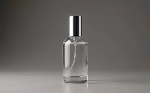 Fotorealistische Studioaufnahme von Eau de Parfum zum Thema Jil Sander Simply EdP, klare Lichtfuehrung - Foto: THN