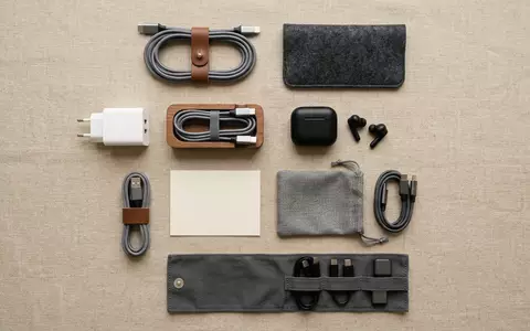 Flatlay-Arrangement rund um Ladekabel zum Thema Mophie USB-C auf Lightning, weiches Oberlicht - Foto: THN