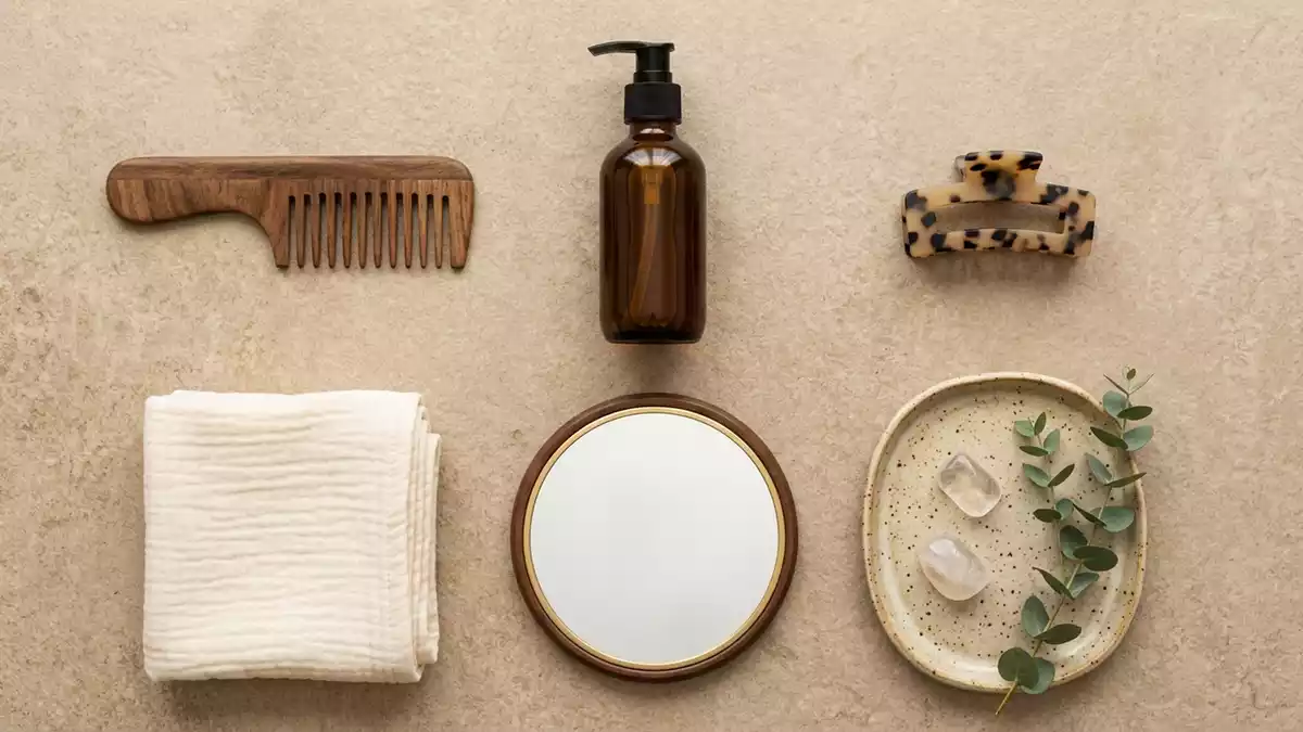 Flatlay-Arrangement rund um Haaroel mit passenden Requisiten von oben, neutral