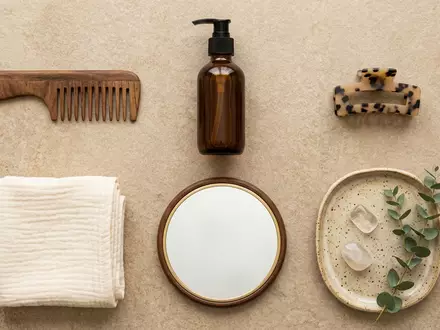 Flatlay-Arrangement rund um Haaroel zum Thema Moroccanoil Treatment Original 100ml, weiches Oberlicht - Foto: THN
