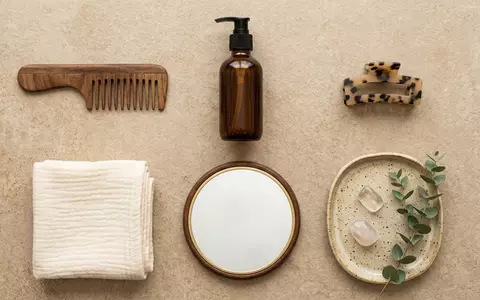 Flatlay-Arrangement rund um Haaroel zum Thema Moroccanoil Treatment Original 100ml, weiches Oberlicht - Foto: THN