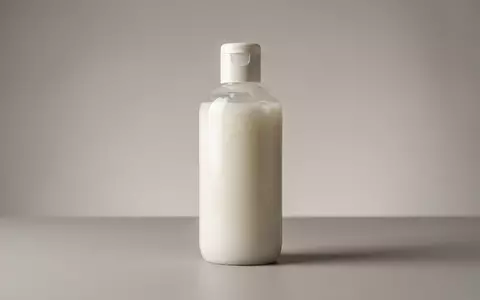 Fotorealistische Studioaufnahme von Shampoo zum Thema Moroccanoil Hydrating Shampoo 250ml, klare Lichtfuehrung - Foto: THN