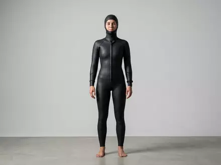 Fotorealistische Studioaufnahme von Freitauchanzug zum Thema Salvimar Drop Neoprenanzug Freediving, klare Lichtfuehrung - Foto: THN