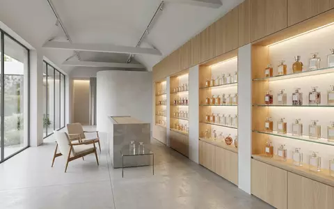 Architektur-Render im Parfuemerie mit Eau de Parfum zum Thema Salvatore Ferragamo Signorina Eleganza, neutrales Tageslicht - Foto: THN